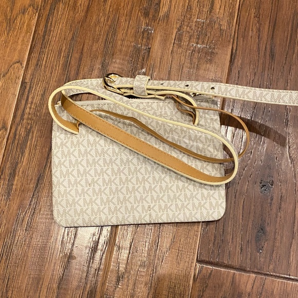 Michael Kors belt bag - Picture 3 of 5